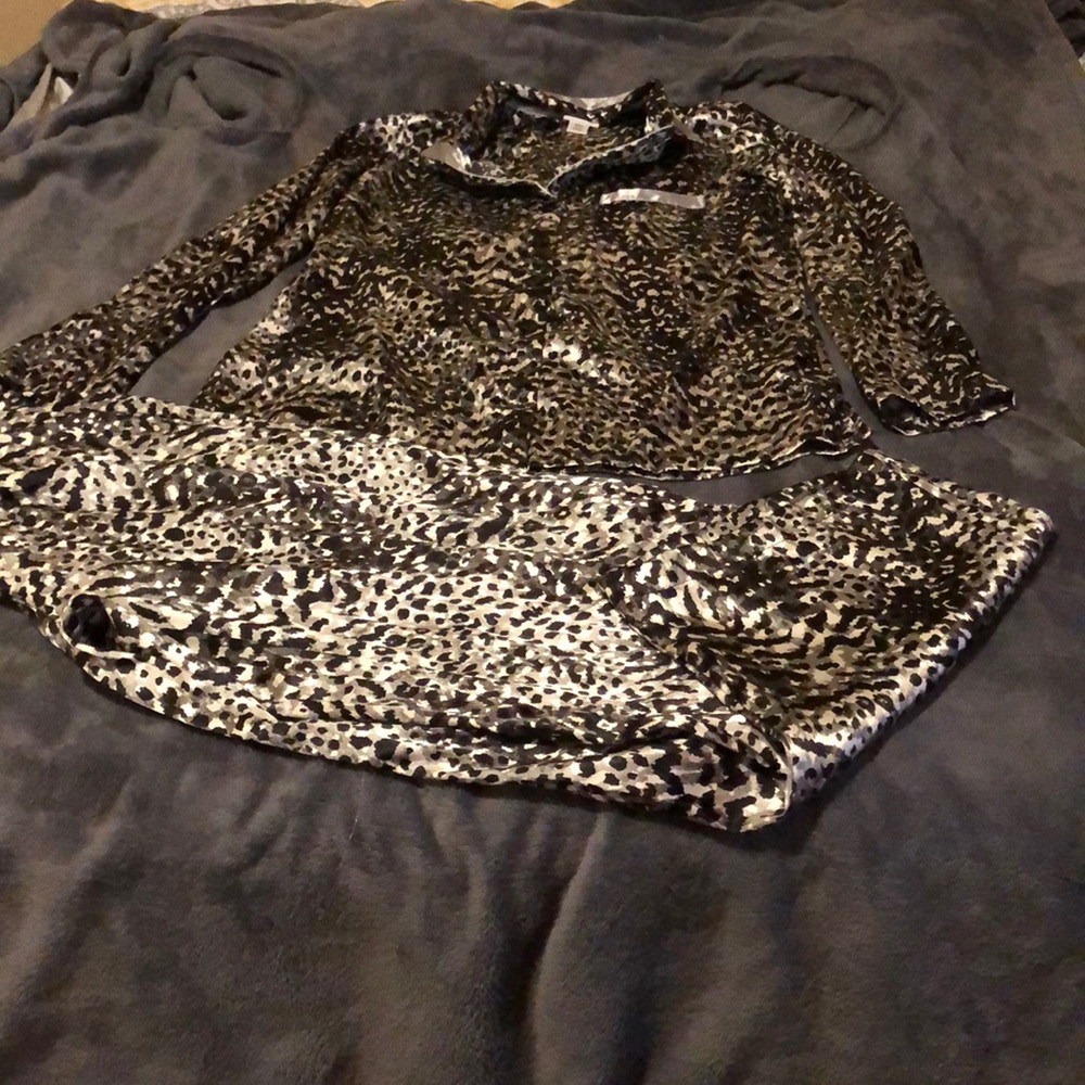 Jaclyn Smith size M silky pj set